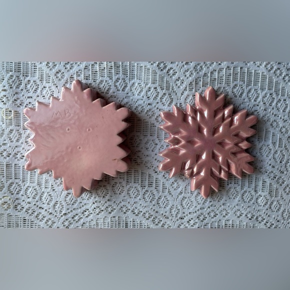 Pink ceramic snowflake box (has flaws) - Picture 4 of 8